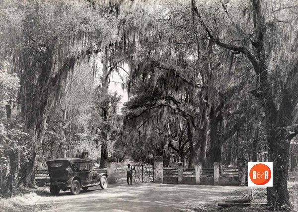 Early image of the entrance to Magnolia Plantation. (FBC)