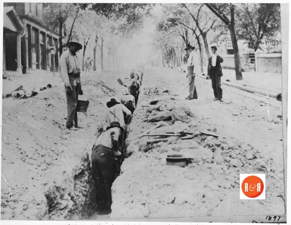 1897 picture of men digging pipeline along Main Street in front of the Courthouse.