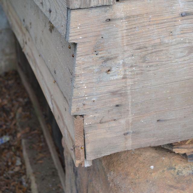 This is a highly unusual method of finishing the edge and covering the hewn beams of the first floor.