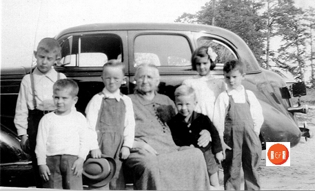 Emma Owns and grandchildren: Wendell McAbee, Jimmy Burns, Bruce Owens, Mac Brown, Linda McAbee, Gordon McAbee