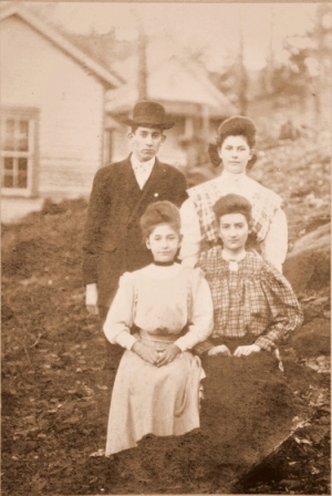 McSwain family of York County at their home. Ida May McSwain (1880-1902) right – Ada McSwain, Ida McSwain, Babe John McSwain and Carrie McSwain.