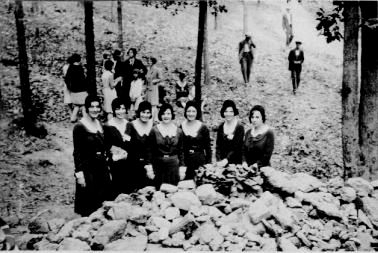 Visiting Ferguson’s Grave at Kings Mountain – 1930 [Private Collection]