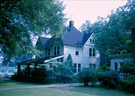 This view of the Barron home shows an entirely new roof line and appearance. Note carefully that Williams Motor company cars can be seen to the left of the dwelling.