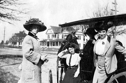 Mr. D.B. Johnson at the Wintrhop President’s home on Oakland Avenue – 1911. Number 620 Oakland Ave. can be seen between Mrs. Johnson and the carriage. [Courtesty of the Winthrop University Archives]